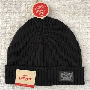 New with tag LEVI’S Fleeced lined HAT w/Logo black